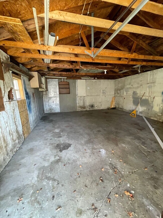 Building Photo - MOVE IN READY - Vinton Neighborhood