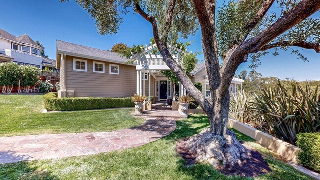 Building Photo - Gorgeous Home with private yards, large de...