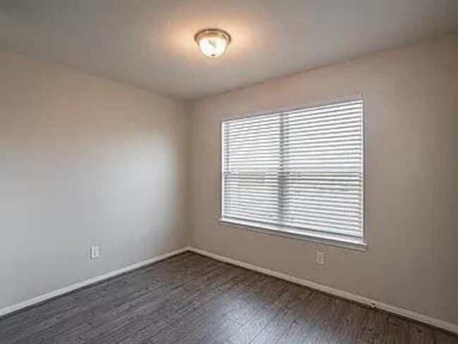 Building Photo - 976 Lake View Cir W