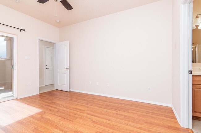 Building Photo - End Unit Townhouse Available Now!