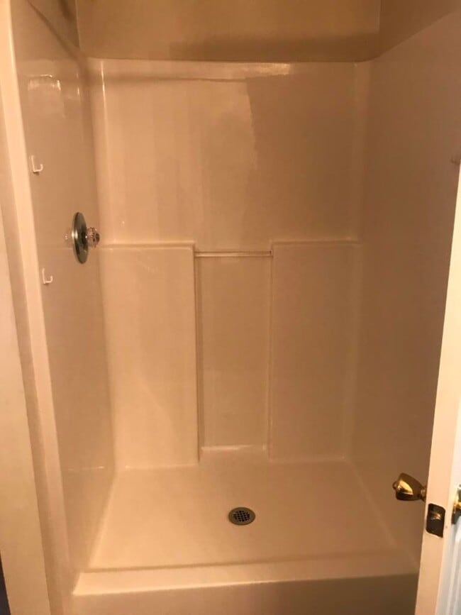 Building Photo - Spacious and Beautiful 3 Bedroom Home