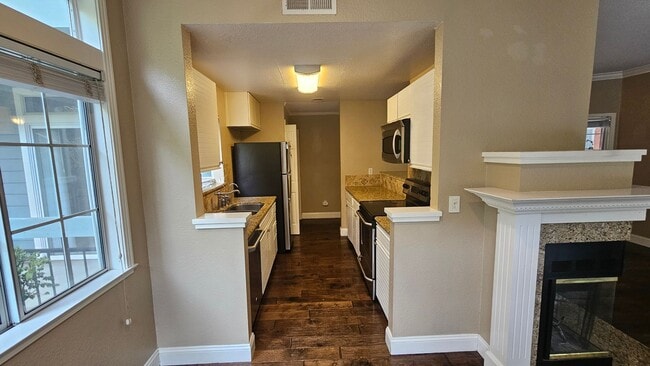 Building Photo - GORGEOUS AND SERENE Private 2BD/2BA Pleasa...