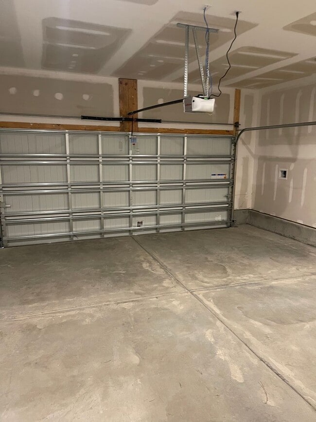 Building Photo - 4 bed 2 bath home in Heartwood!