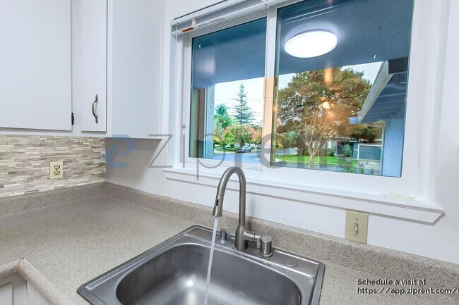 Building Photo - 3040 Blane Way