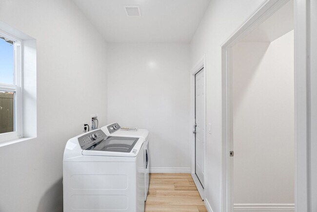 Building Photo - 8500 Grv Hl Ct