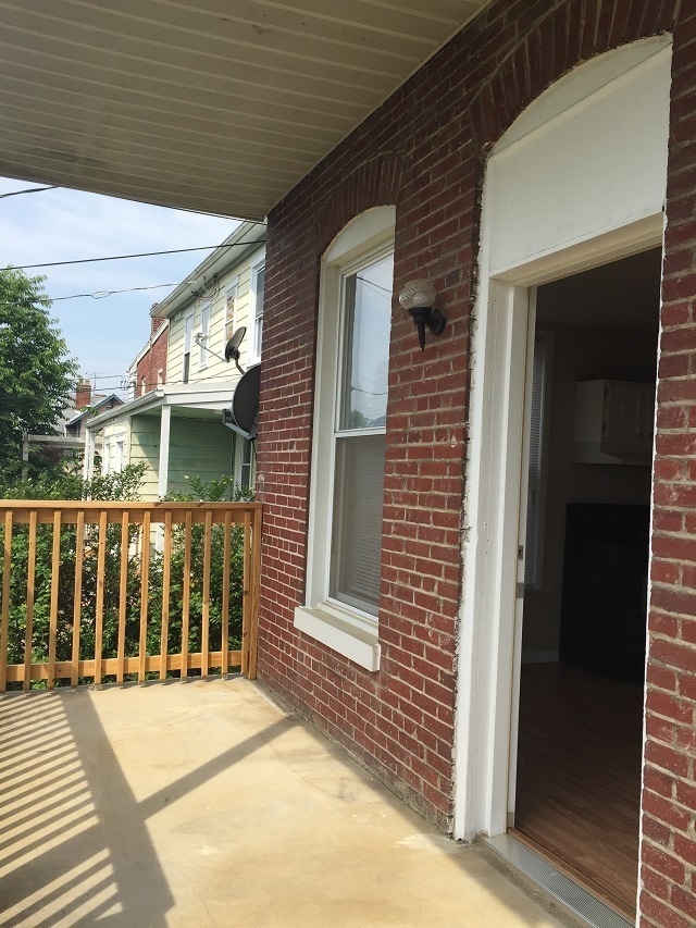 Building Photo - 836 Dewey Ave