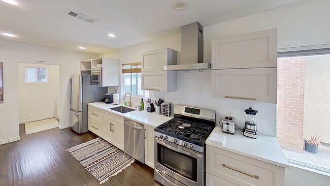 Building Photo - 15153 La Maida St