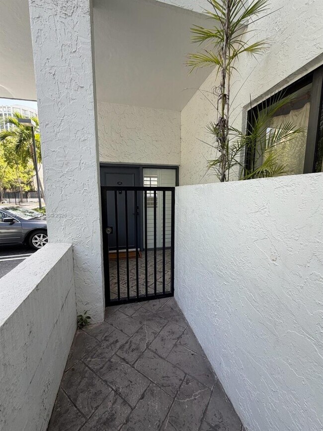 Building Photo - 2715 Tigertail Ave
