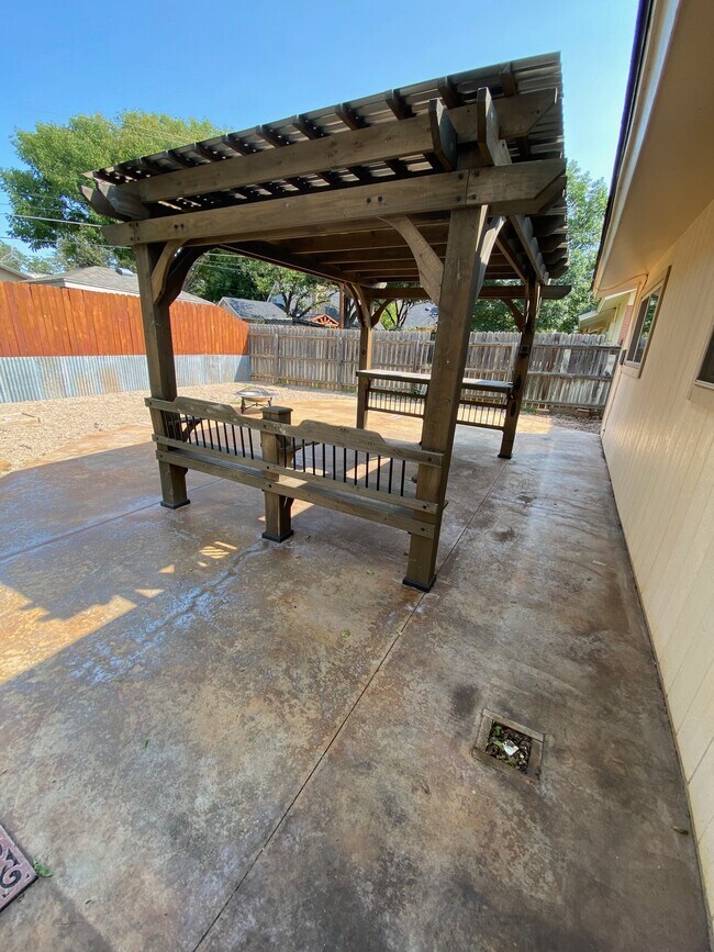 Building Photo - 2914 Hemlock Dr