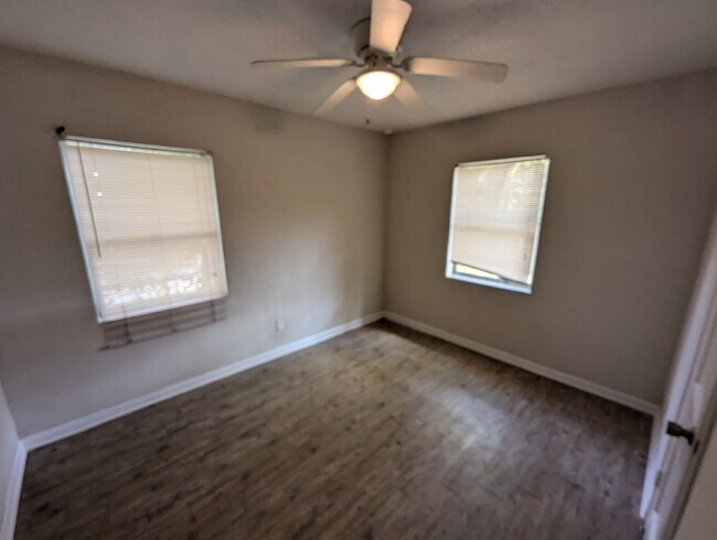 Building Photo - Charming 3/1 just repainted and ready for occupancy!