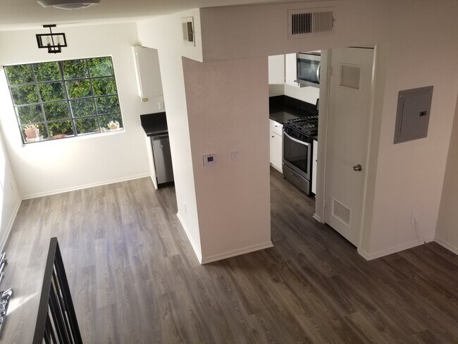 View of Dining Rm & Kitchen - 2003 Vista Del Mar Ave