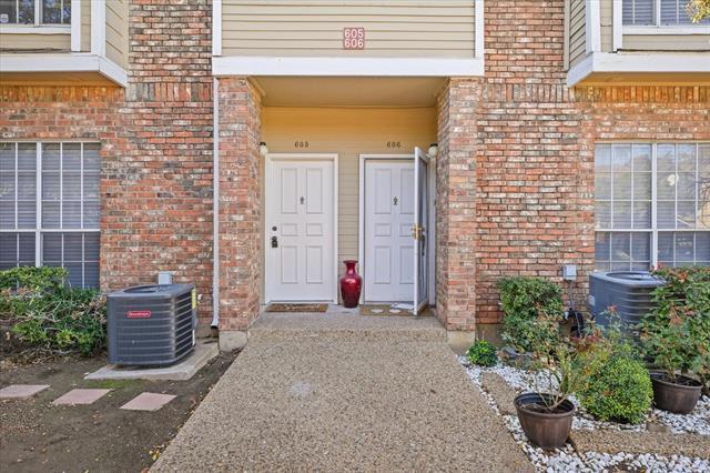 Building Photo - 3550 Country Square Dr