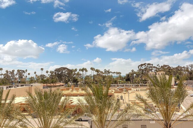 Building Photo - SOUTHCOVE Luxury: SPACIOUS TOWNHOME with O...
