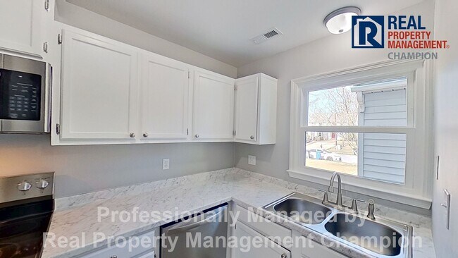 Building Photo - Beautifully 2 BD/1.5 BA End Unit Townhouse w/Garage