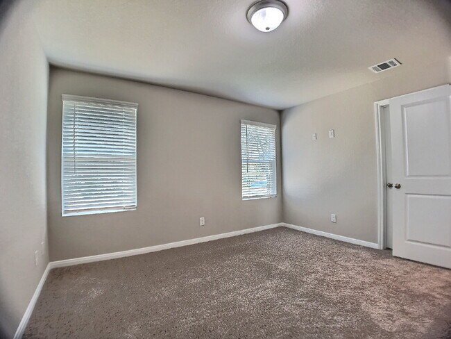 Building Photo - "Spacious 3-Bedroom Oasis with 2.5 Baths i...