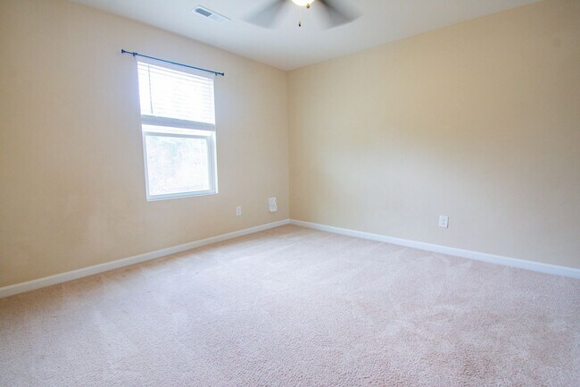 Building Photo - 4 Bedroom 3 Bathroom Home- Pets Okay!