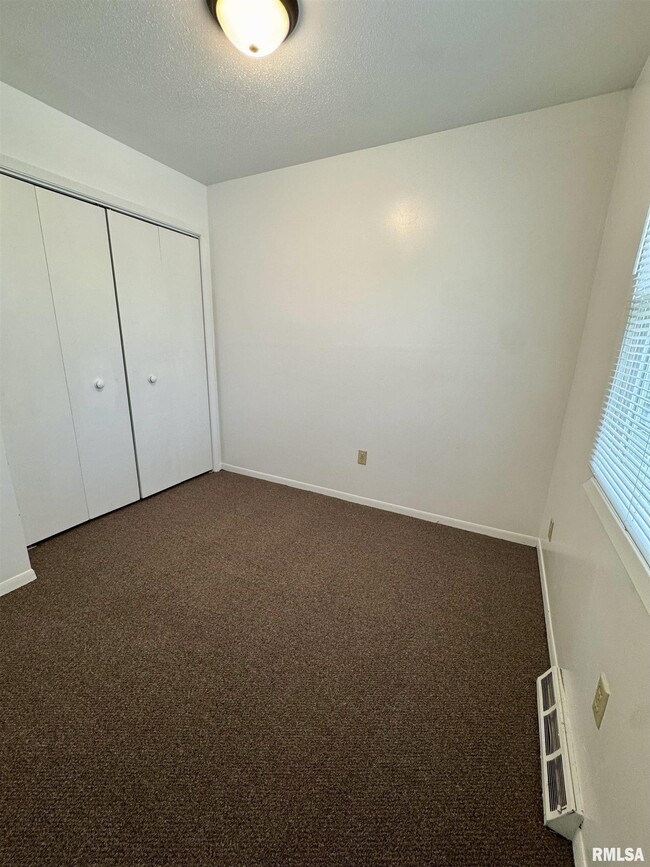 Building Photo - 674 W 64th St