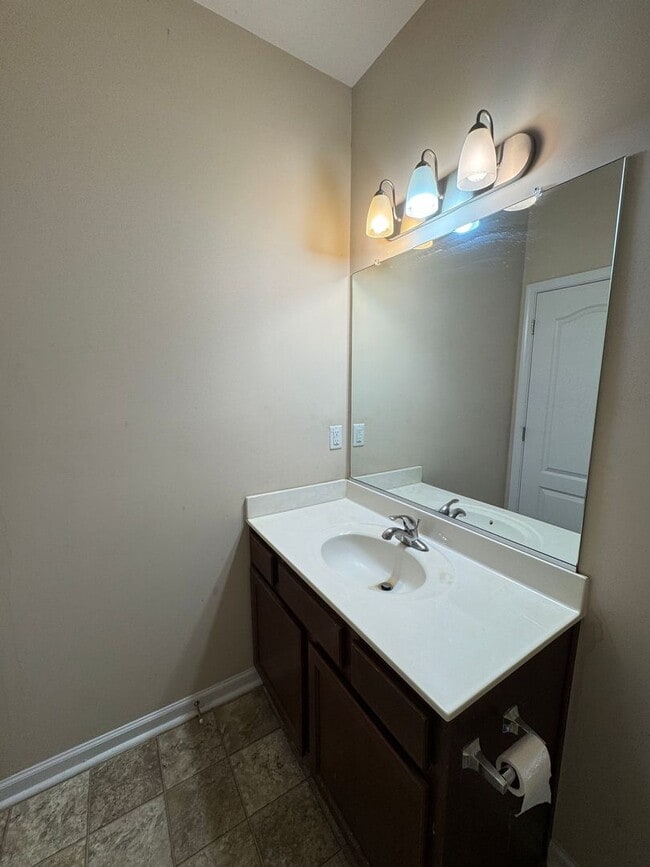 Building Photo - Modern Corner-End Townhome in the Heart of VB "ASK ABOUT OUR ZERO DEPOSIT"