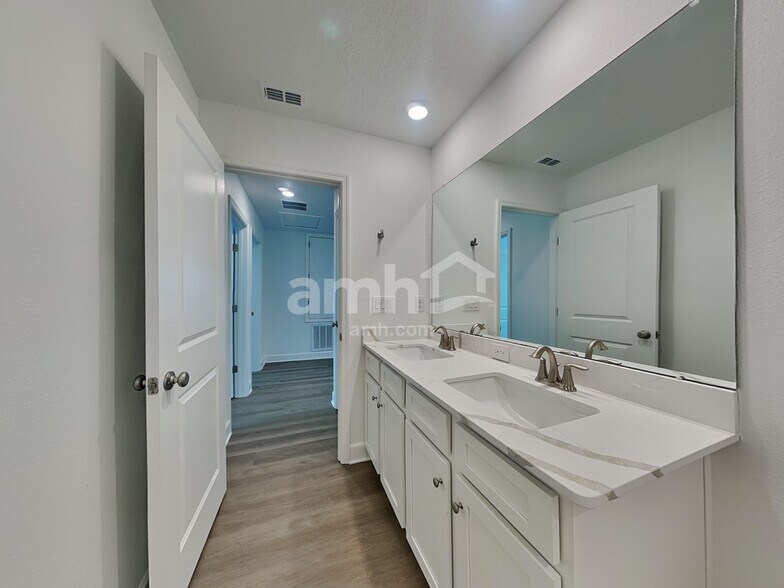 Building Photo - 37869 Dusty Saddle Ln