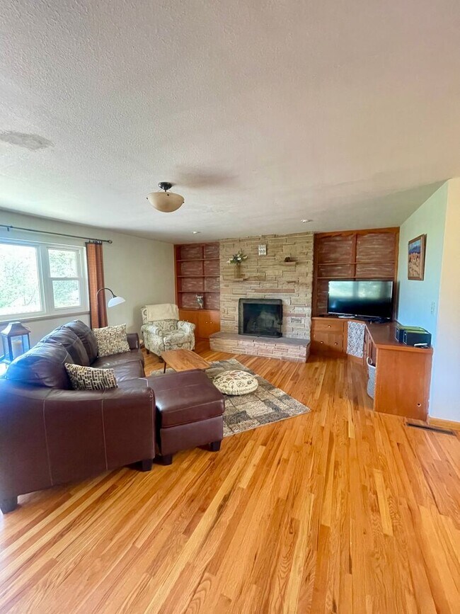 Building Photo - Furnished 3 bedroom/2bath close to Garden of the Gods