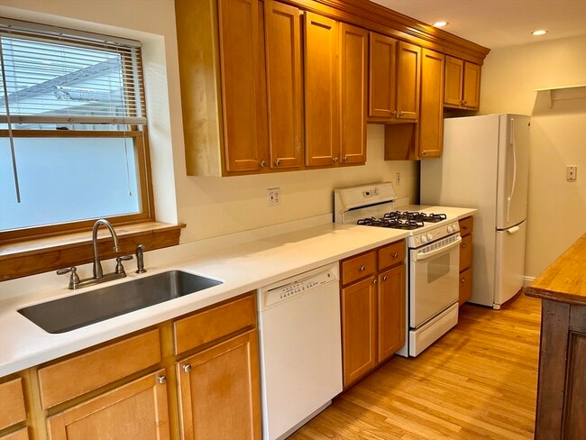 Building Photo - 46 Auburndale Ave