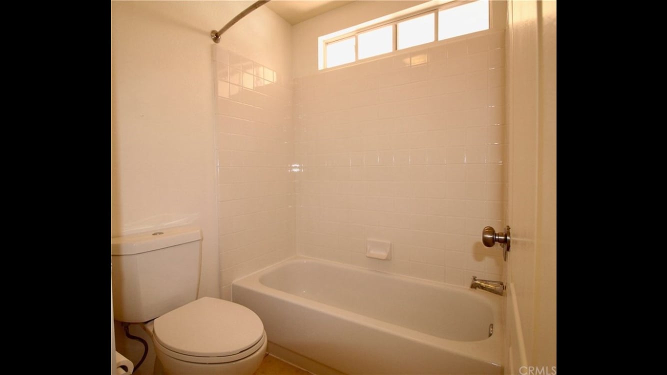 Bath/ Shower combo - 617 Via Presa St