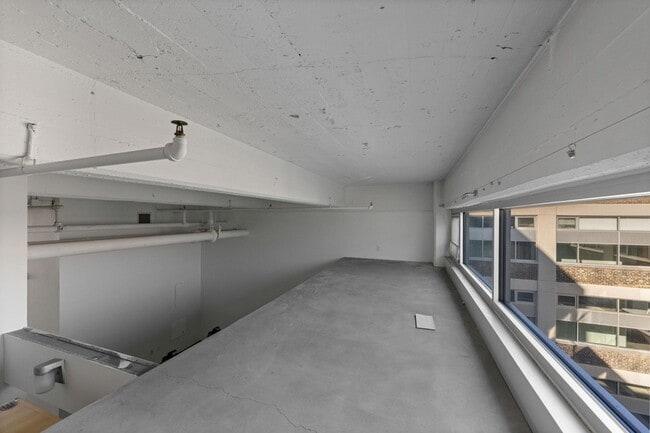 Building Photo - 700 N Washington Ave