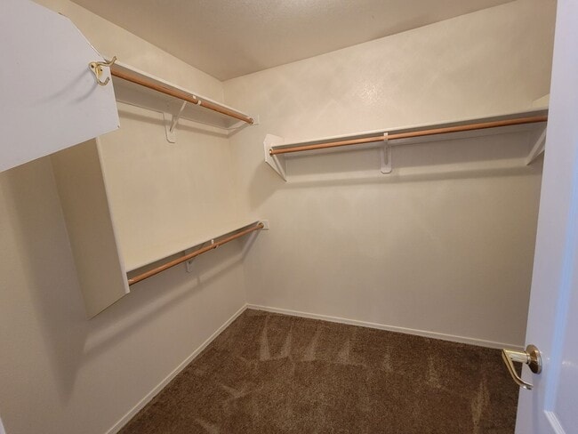 Building Photo - Updated 3 bed with 3-Garage in Bridlewood Subdivision