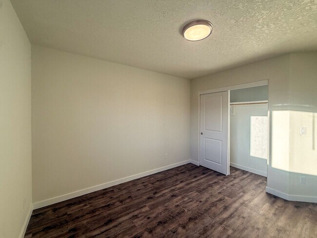 Building Photo - 505-507 NW Hillcrest Dr