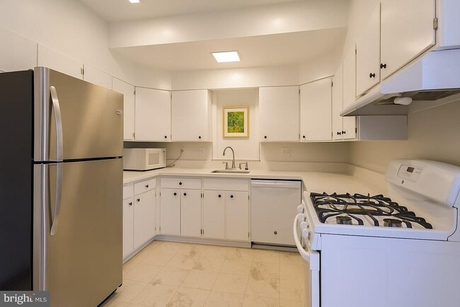 Building Photo - 10001 Dallas Ave