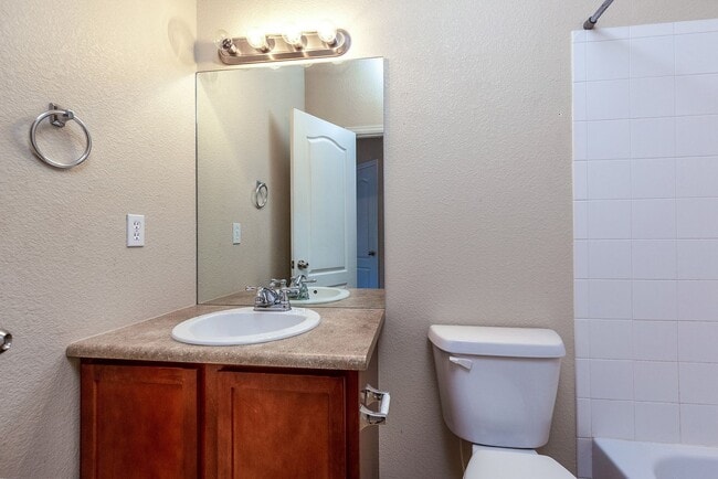 Building Photo - Townhome in the N/E Area for Rent