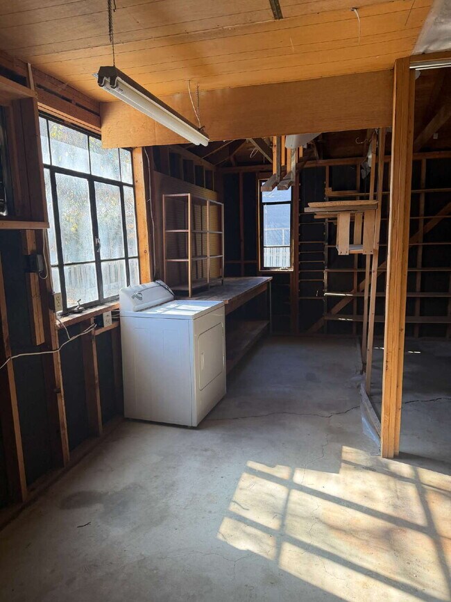 Building Photo - Ranch Style 3 bed, 1-1/2 bath Aurora Home Ready for Move In!