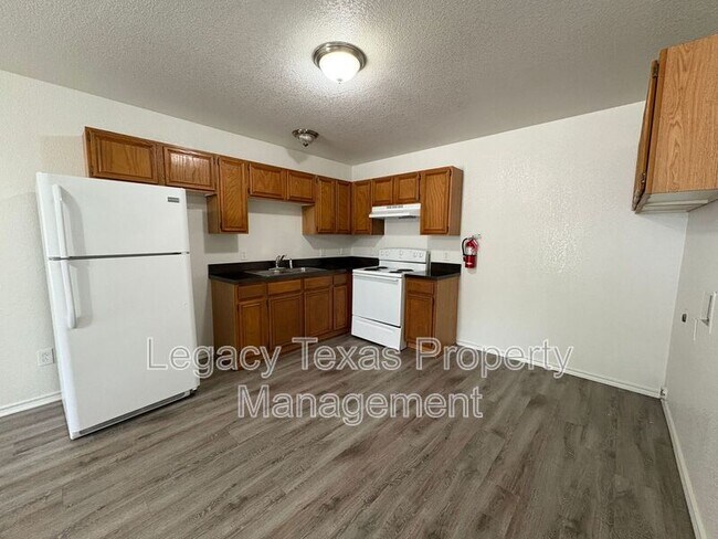 Building Photo - 404 N Anglin St