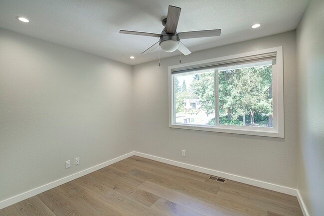 Building Photo - 4Bd/2.5Ba Kirkland House