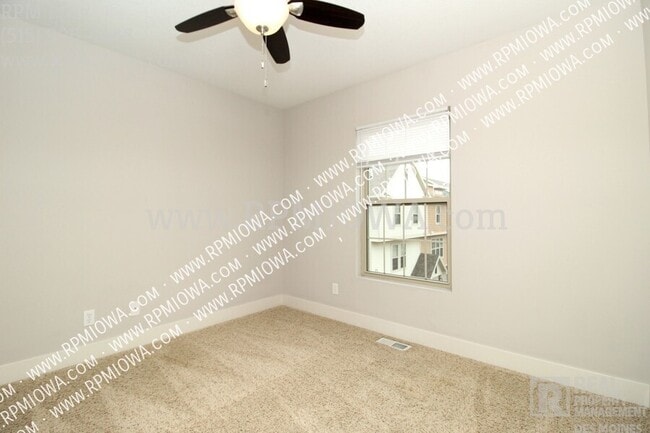 Building Photo - 3600 SE Glenstone Dr