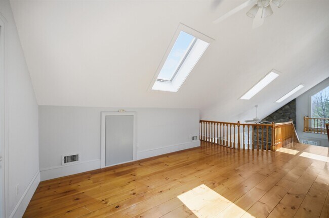 Building Photo - 564 Main St