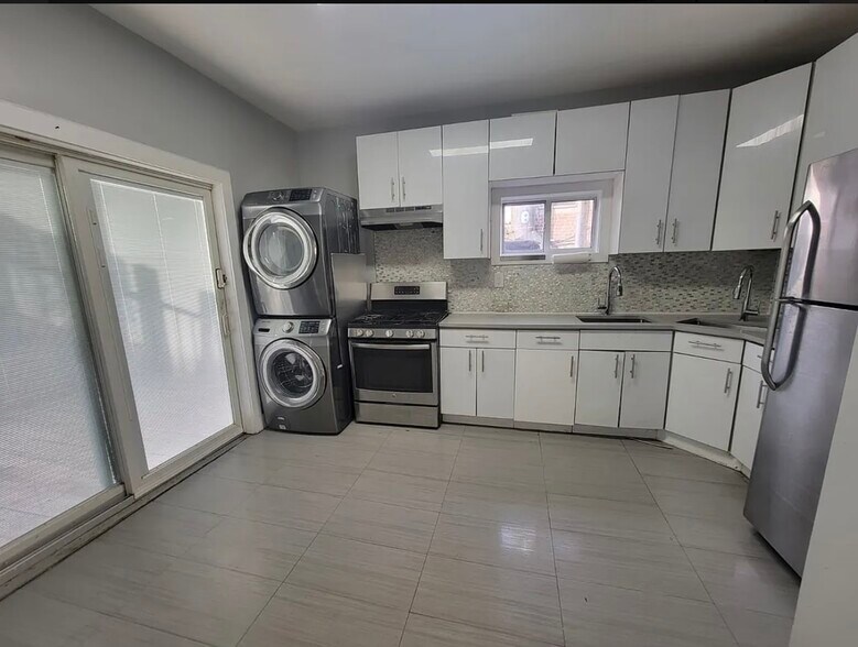 Building Photo - 676 E 5th St