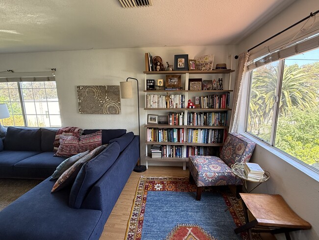 Lots of natural light - 2142 Baxter St