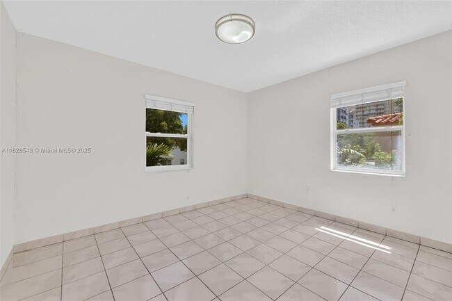 Building Photo - 3762 SW 27th St