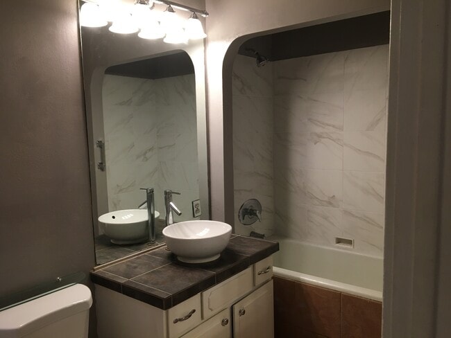 Full bath - 1436 Formosa N Ave
