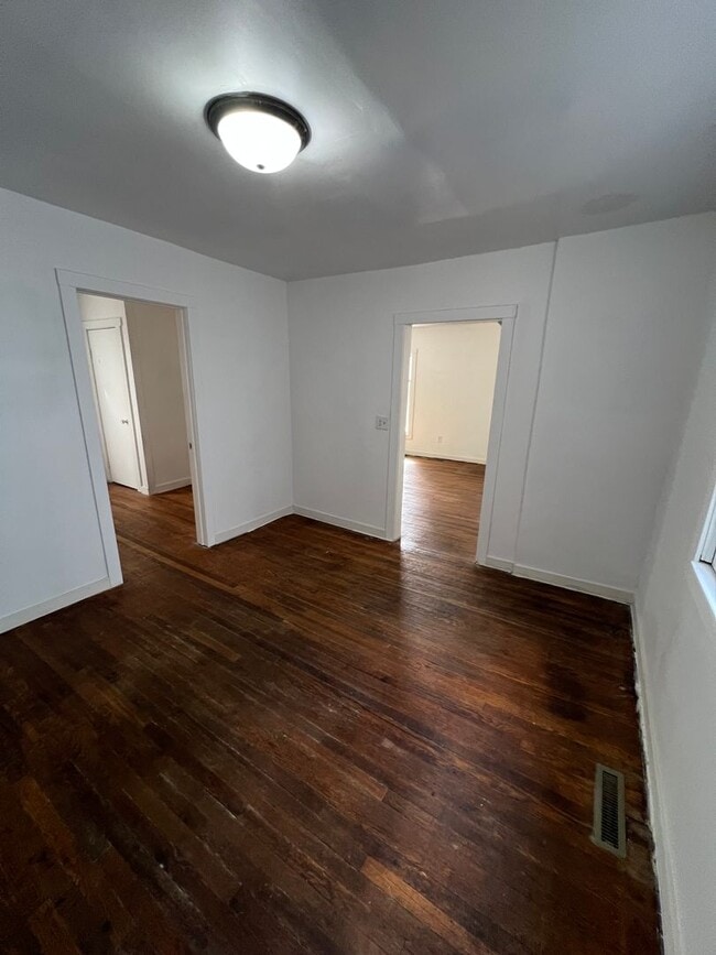 Building Photo - 3 Bedroom 1 Bathroom House (move in ready)