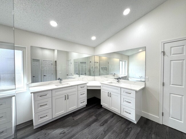 Building Photo - 9943 Bay Vista Estates Blvd