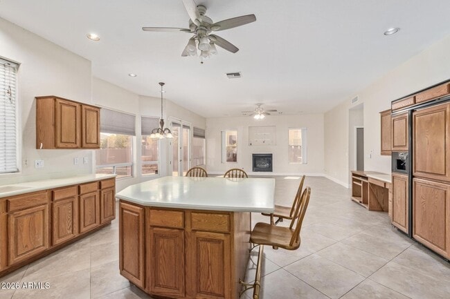 Building Photo - 589 N Acacia Dr