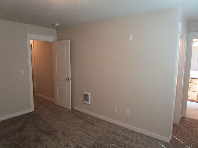Building Photo - 3 Bedroom, 2 Bathroom Home with Ample Sola...