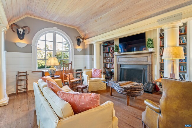 Building Photo - 640 Ivy Ln