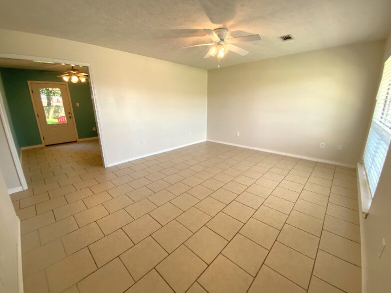 Building Photo - 14 Sharon Cir