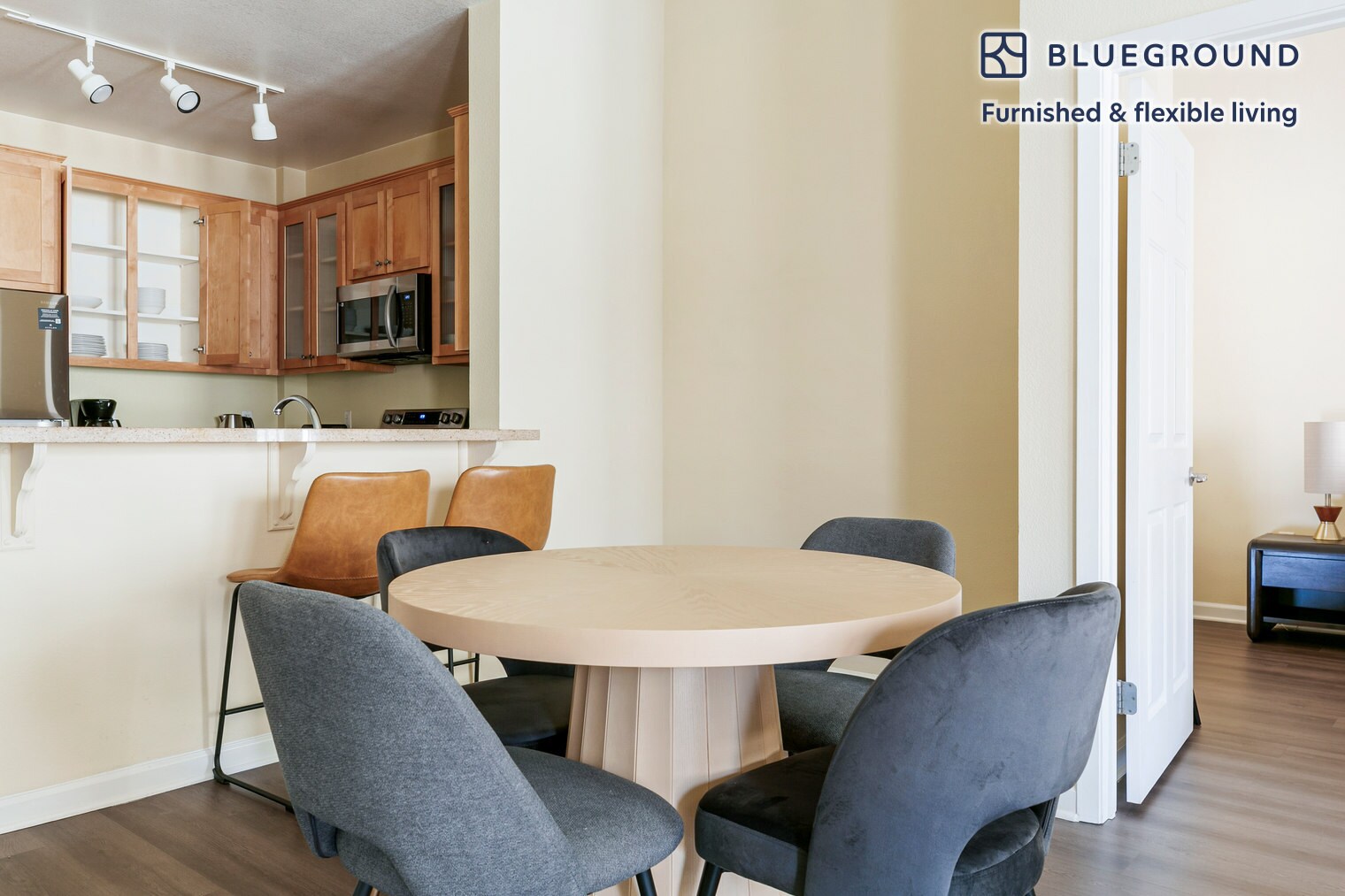 Building Photo - 853 Commodore Dr