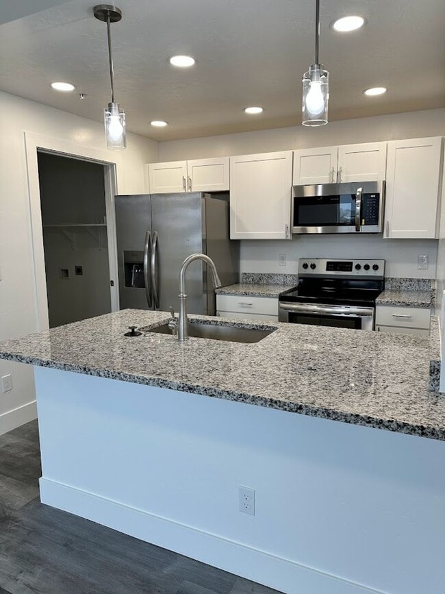 Building Photo - 1553 Clear Creek Dr