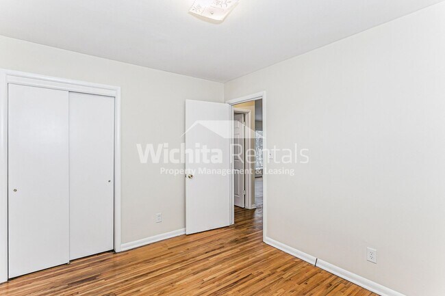 Building Photo - 2 bedroom 1 bath duplex ***Half off first months rent***