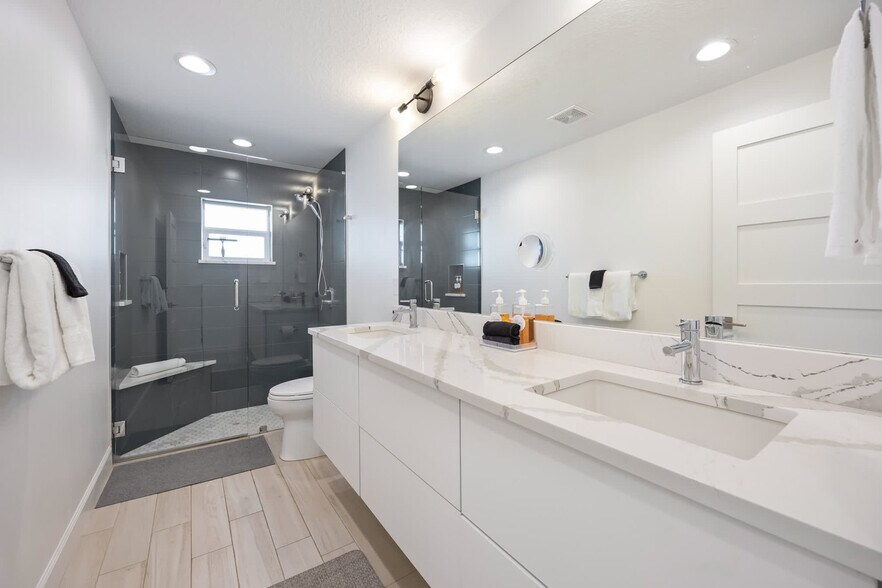 Building Photo - 220 June Dr